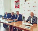 Podpisanie umów na przebudowę 3 dróg powiatowych w gminach Chynów, Jasieniec i Warka, foto nr 1, 